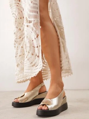 Złote Sandały VICES na Koturnie Zdobione Perforacją i Okrągłą Aplikacją Melolle