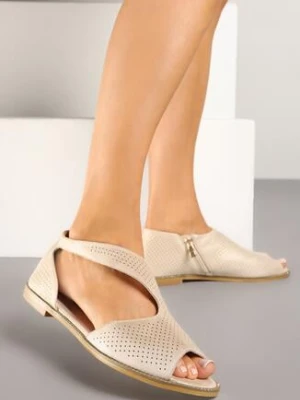 Złote Sandały z Ozdobną Perforacją i Skórzaną Wkładką Annovia goodin