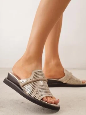 Złote Skórzane Klapki na Koturnie z Ażurową Cholewką i Cyrkoniami Nessorin m.daszynski