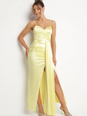 Żółta Satynowa Sukienka Ozdobiona Rozcięciem na Nogę i Marszczeniem Katissae allyson