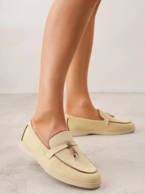 Żółte Mokasyny z Imitacji Zamszu Zdobione Aplikacją z Zawieszkami Peleg