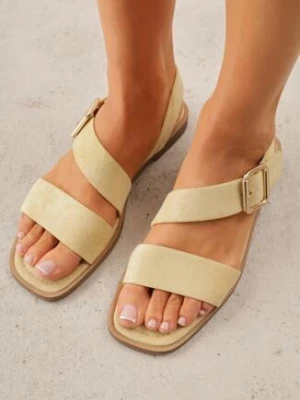 Żółte Płaskie Sandały z Asymetrycznym Paskiem i Dużą Klamrą Zellova marquiiz