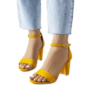 Żółte sandały na słupku Karella Inna marka