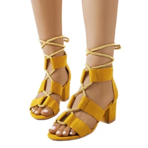 Żółte sandały na słupku Saliba Inna marka