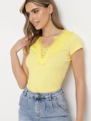 Żółty Bawełniany T-shirt Koszulka z Krótkim Rękawem z Koronką przy Rękawach i Dekolcie Fiadella