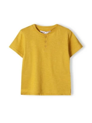 Zółty t-shirt bawełniany basic dla niemowlaka z guzikami Minoti