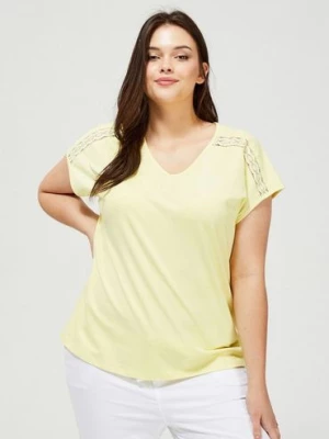 Żółty T-shirt damski na krótki rękaw z ażurowym zdobieniem Moodo